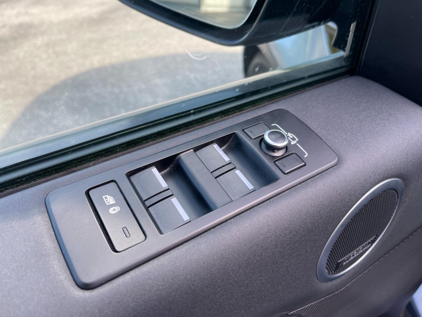 2018 Blue /Black Land Rover Discovery HSE (SALRR2RV5JA) with an 3.0L V6 DOHC 24V Supercharged engine, 8A transmission, located at 11115 Chardon Rd. , Chardon, OH, 44024, (440) 214-9705, 41.580246, -81.241943 - This 2018 Land Rover Discovery HSE is a luxurious and capable SUV that offers a blend of comfort, technology, and off-road prowess. With its 3.0L supercharged V6 engine, it produces 340 horsepower and is paired with an 8-speed automatic transmission. The interior features premium leather upholstery, - Photo#19